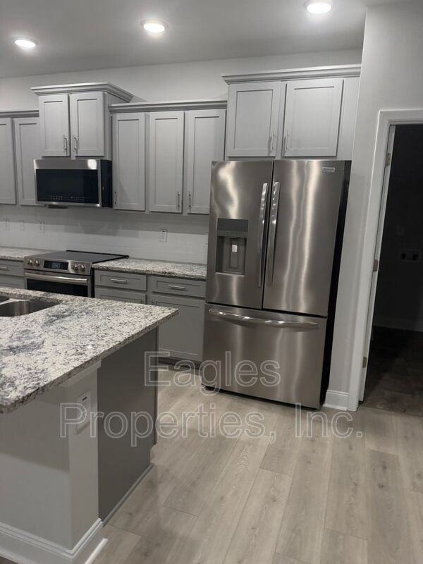 208 Bay Hill Dr - Photo 4 of 17