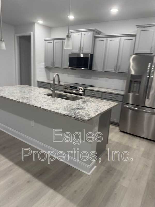 208 Bay Hill Dr - Photo 5 of 17