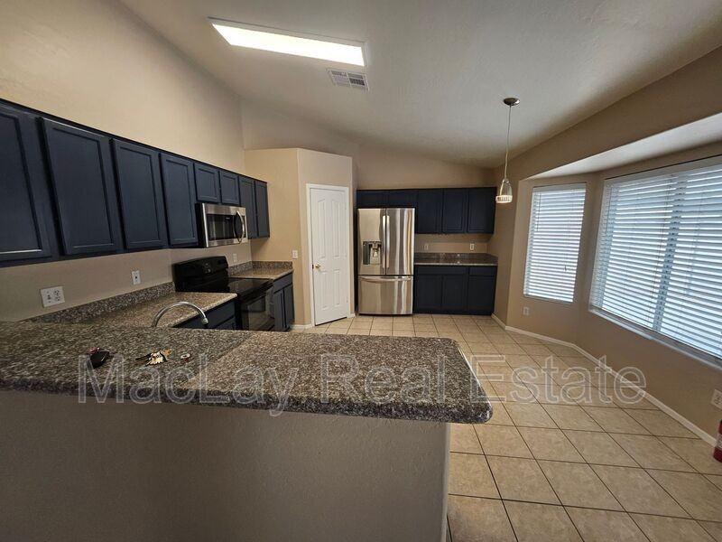 2863 E Oakland Ct - Photo 4 of 21