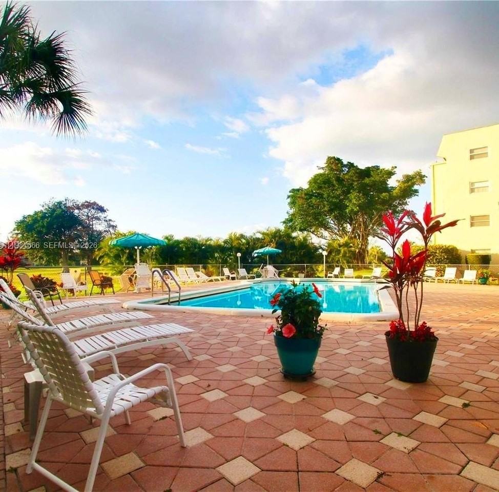 1035 Country Club Dr #104