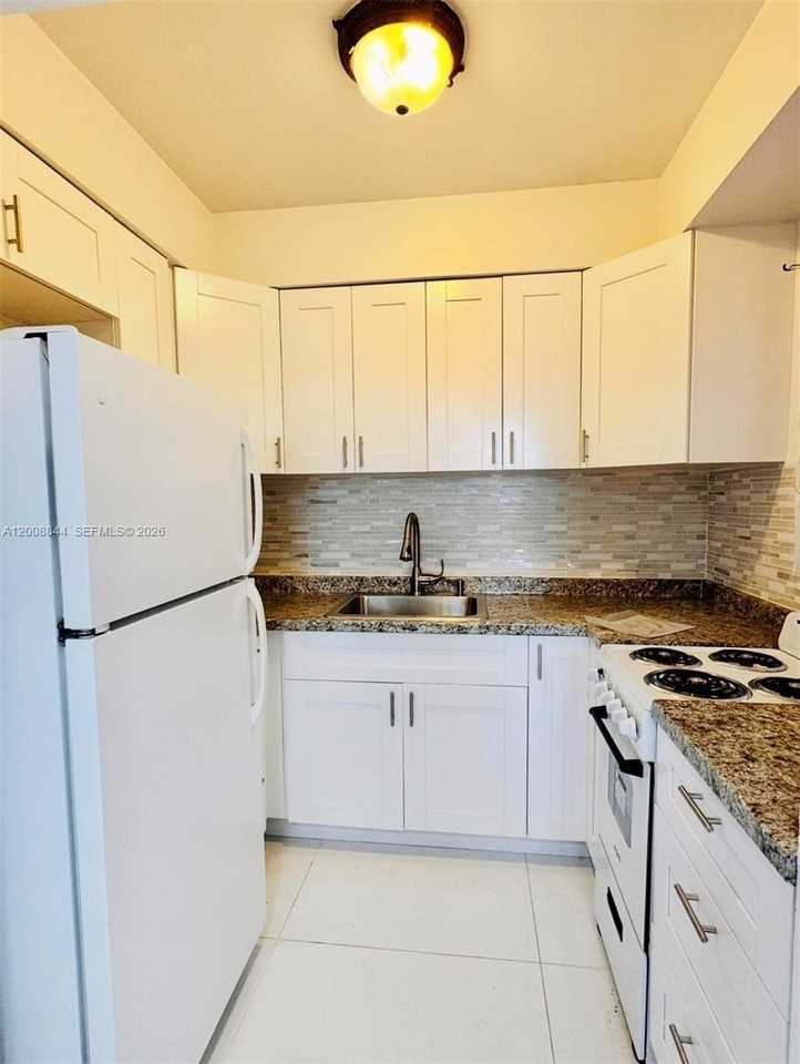 505 S Ocean Dr #A1 - Photo 4 of 5