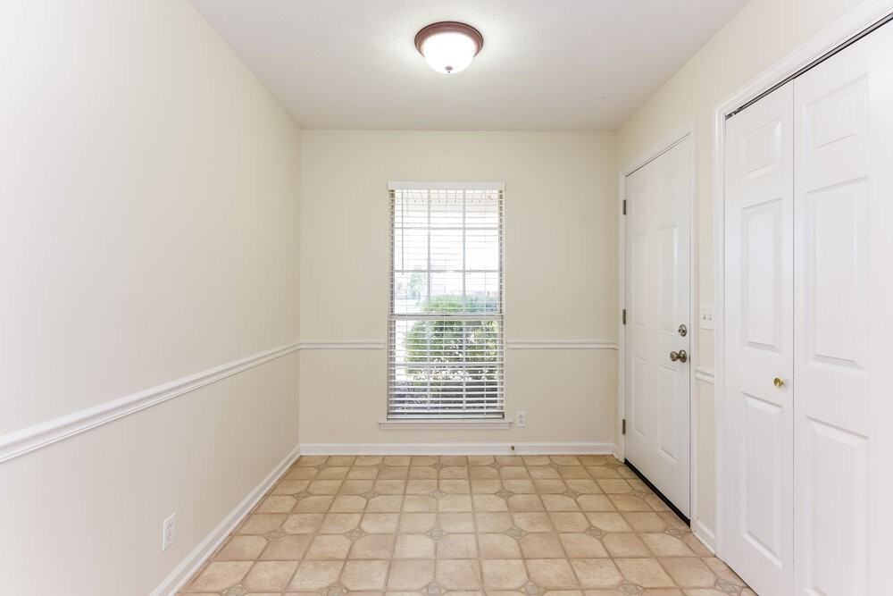 104 Carolina Ct - Photo 6 of 17