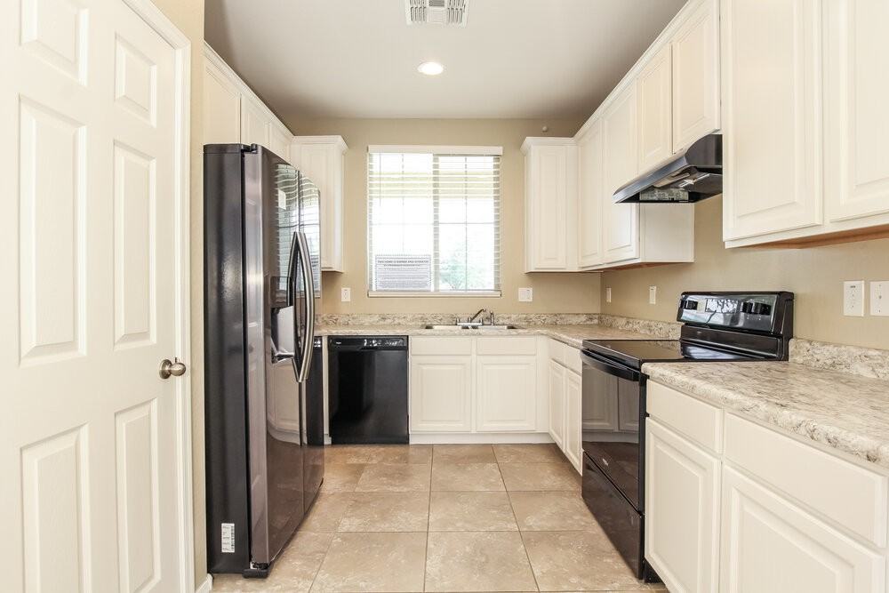 12164 W Superior Ave - Photo 6 of 16
