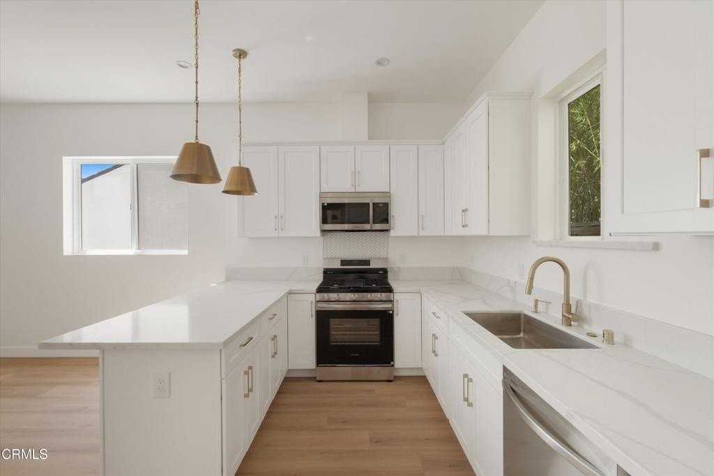 10558 Encino Ave - Photo 5 of 18