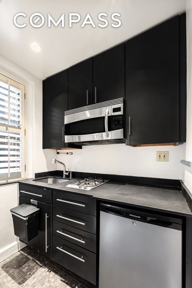 339 E 58th St #3J - Photo 4 of 9