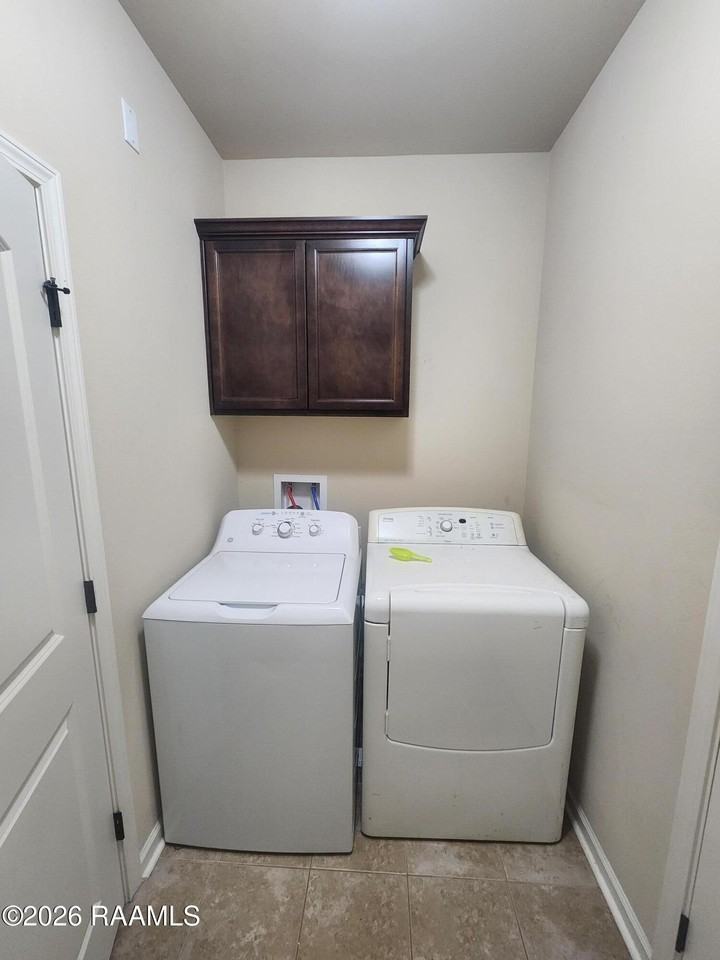 417 Elwick Dr - Photo 2 of 16