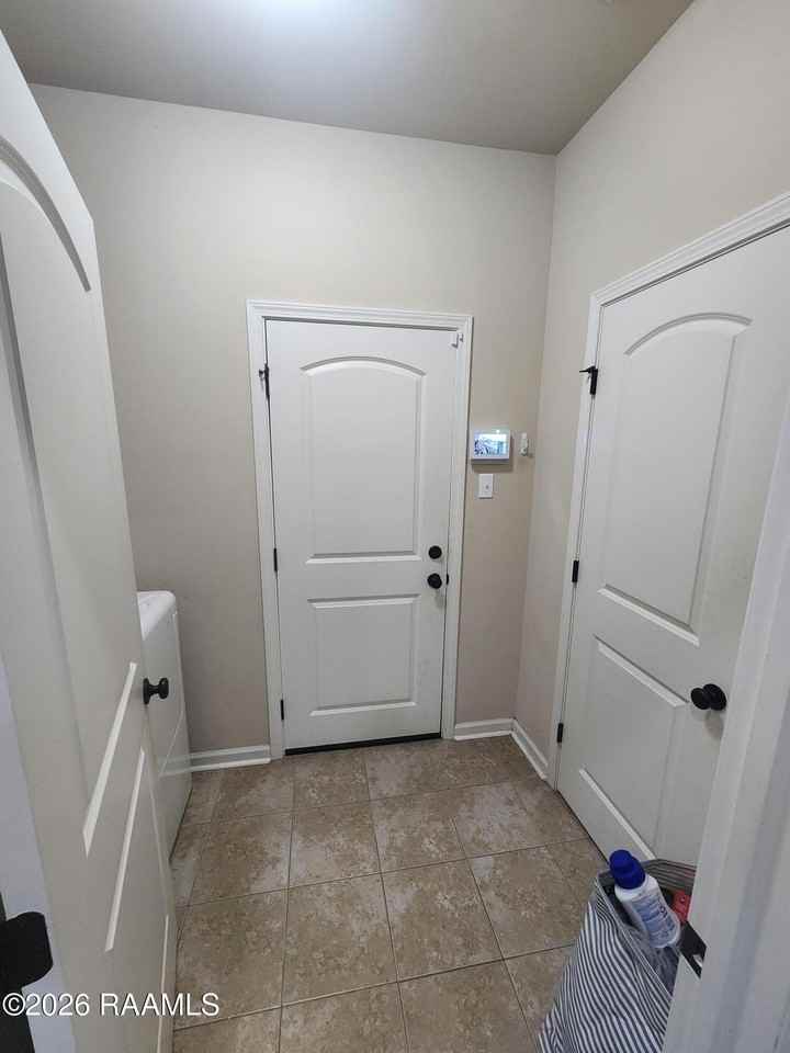 417 Elwick Dr - Photo 3 of 16