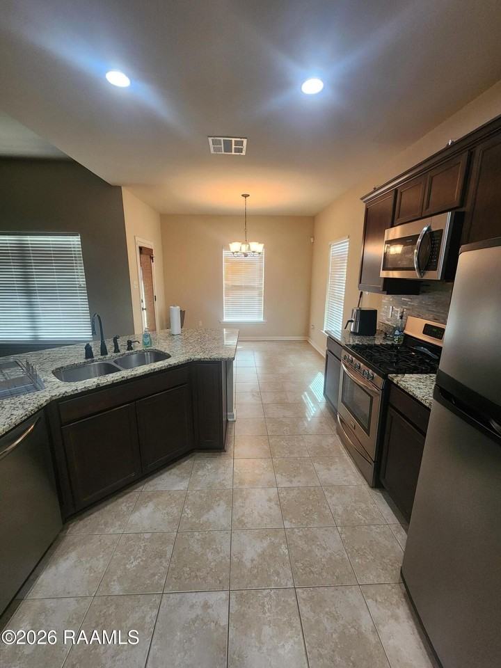 417 Elwick Dr - Photo 4 of 16