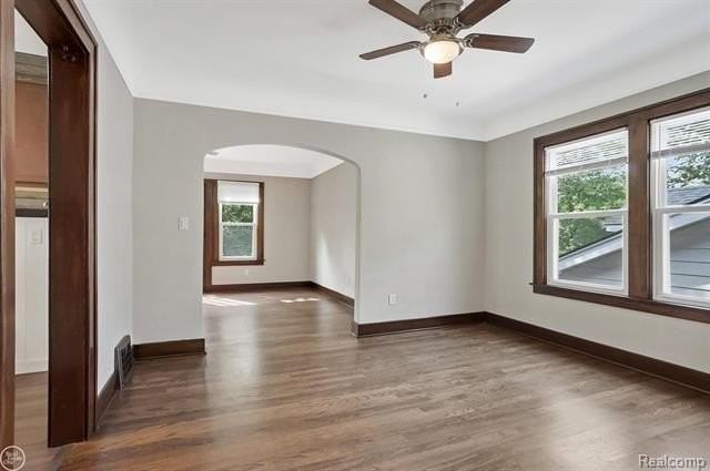 210 W Webster St - Photo 5 of 17