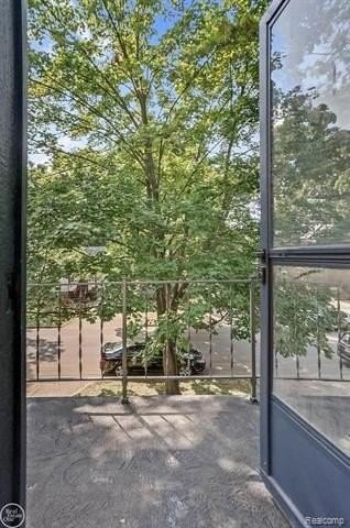 210 W Webster St - Photo 6 of 17