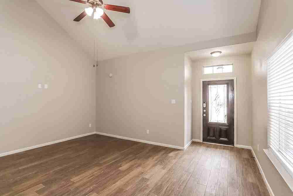 10518 Southway Bend Ln - Photo 5 of 17