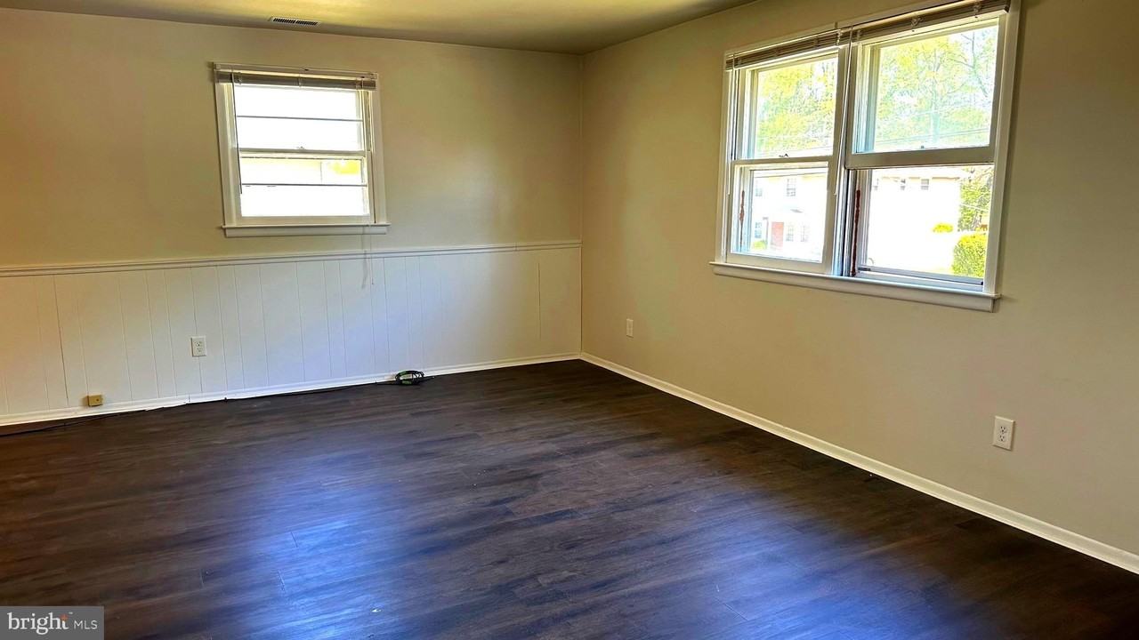 257 Evergreen Ave - Photo 4 of 9