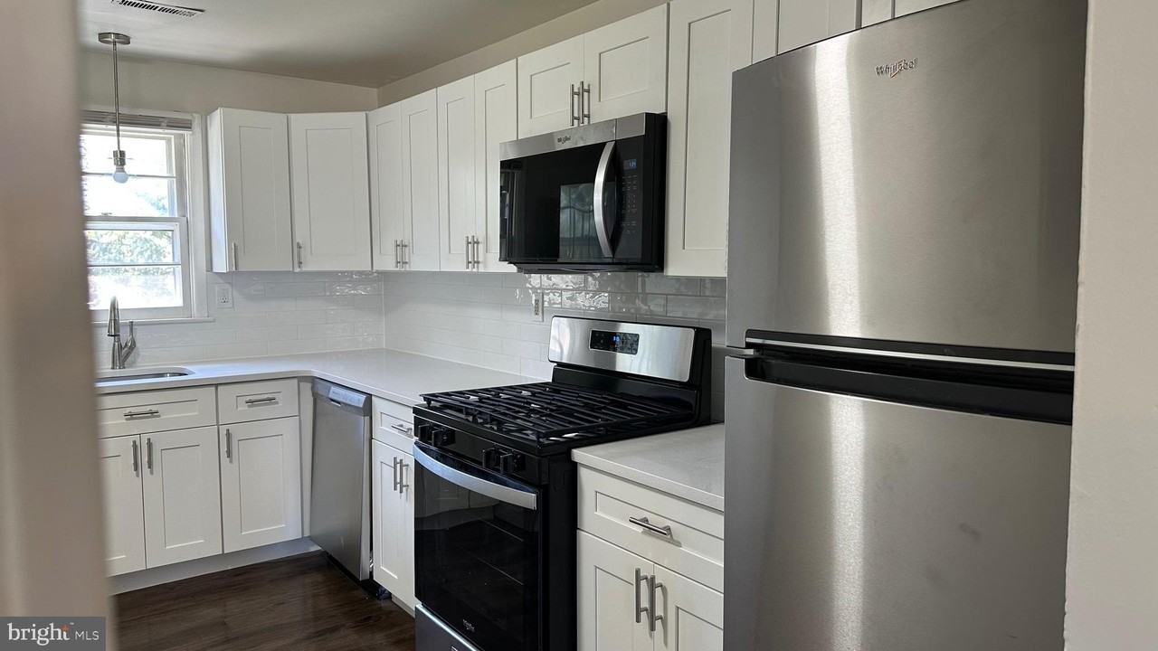 257 Evergreen Ave - Photo 6 of 9