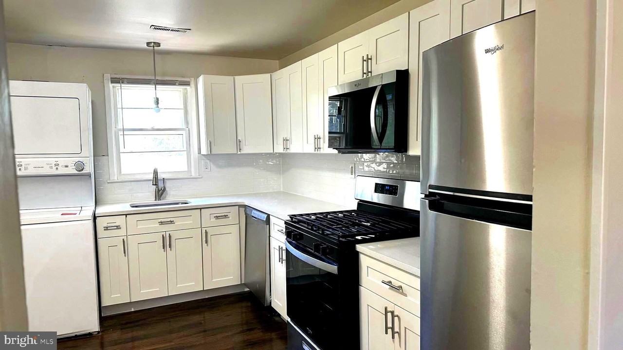 257 Evergreen Ave - Photo 7 of 9