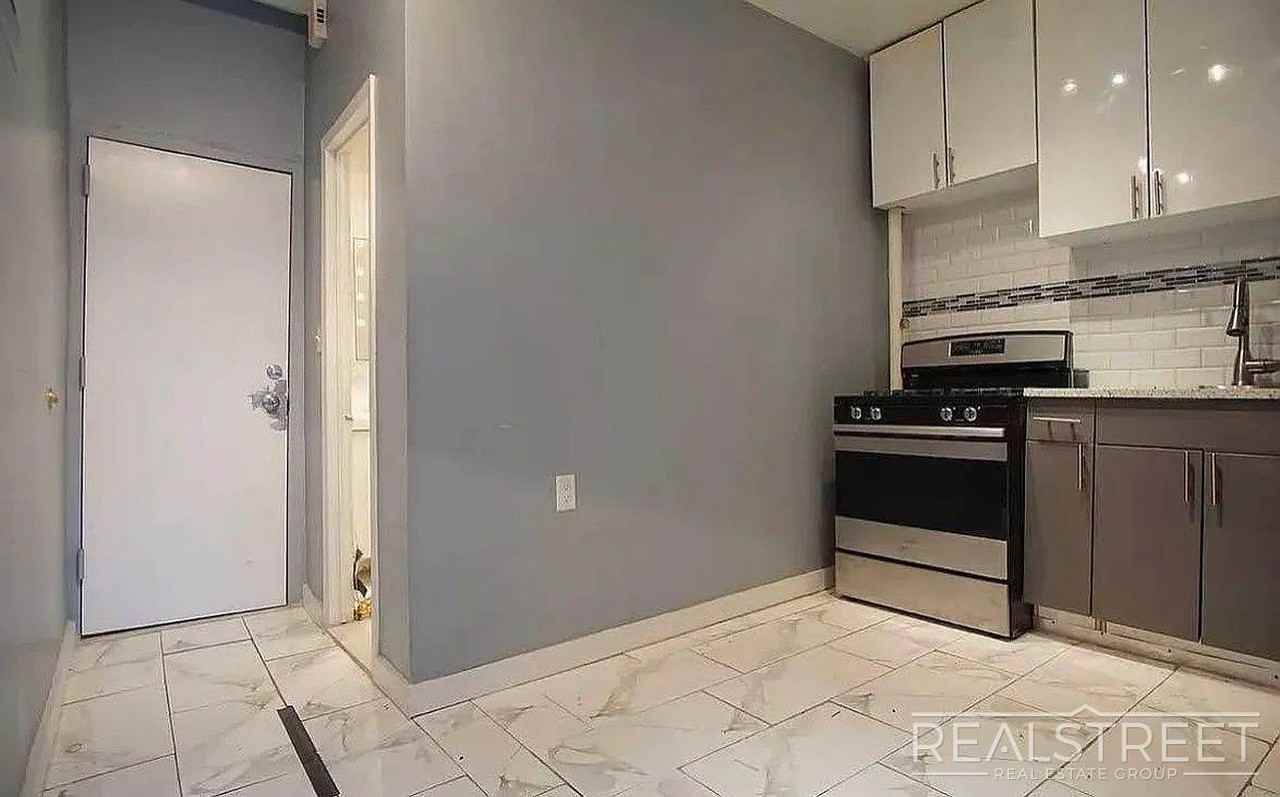 912 Gates Ave #1 - Photo 2 of 7