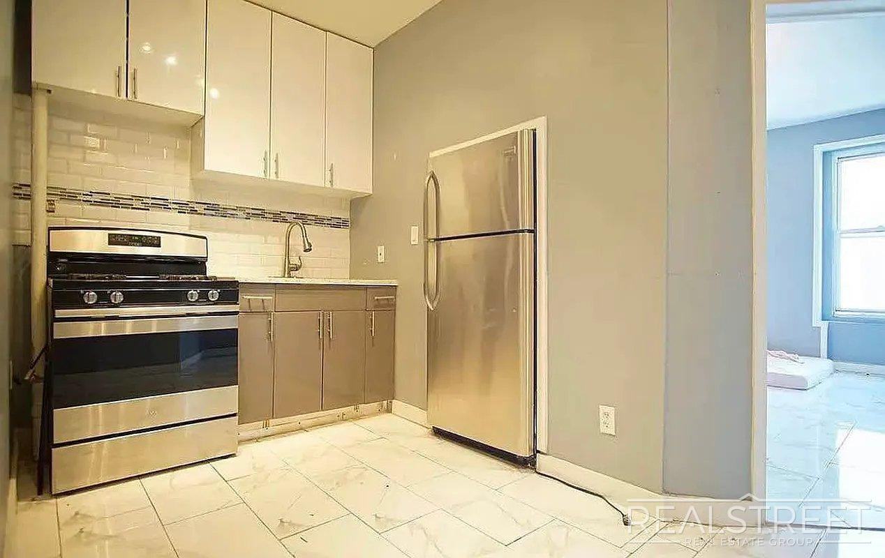 912 Gates Ave #1 - Photo 3 of 7