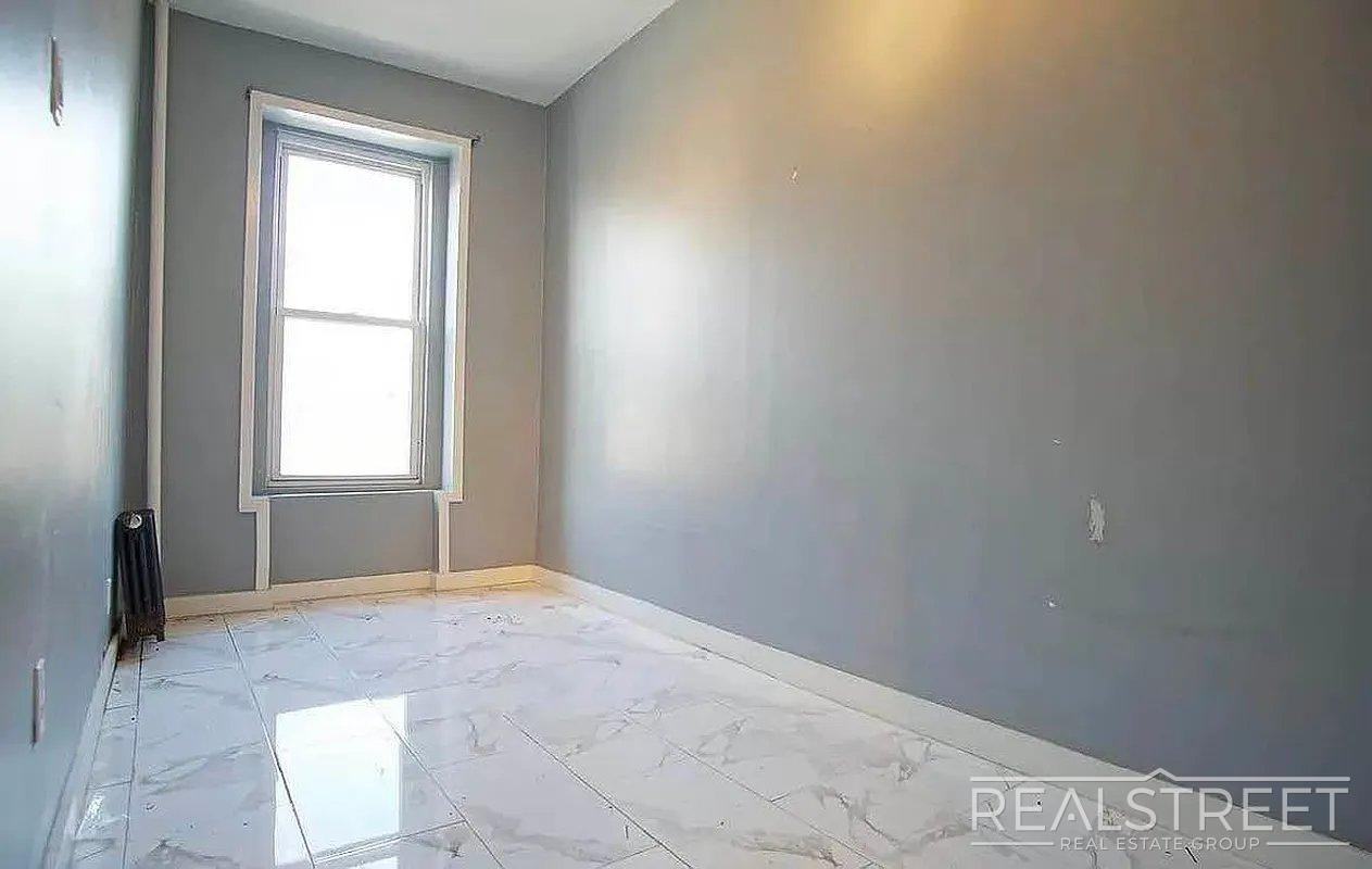 912 Gates Ave #1 - Photo 4 of 7