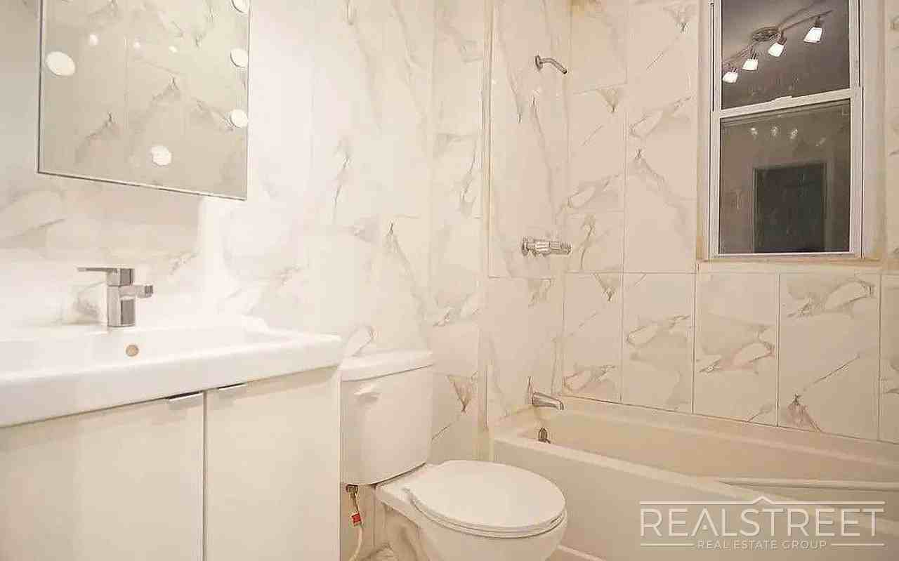 912 Gates Ave #1 - Photo 6 of 7