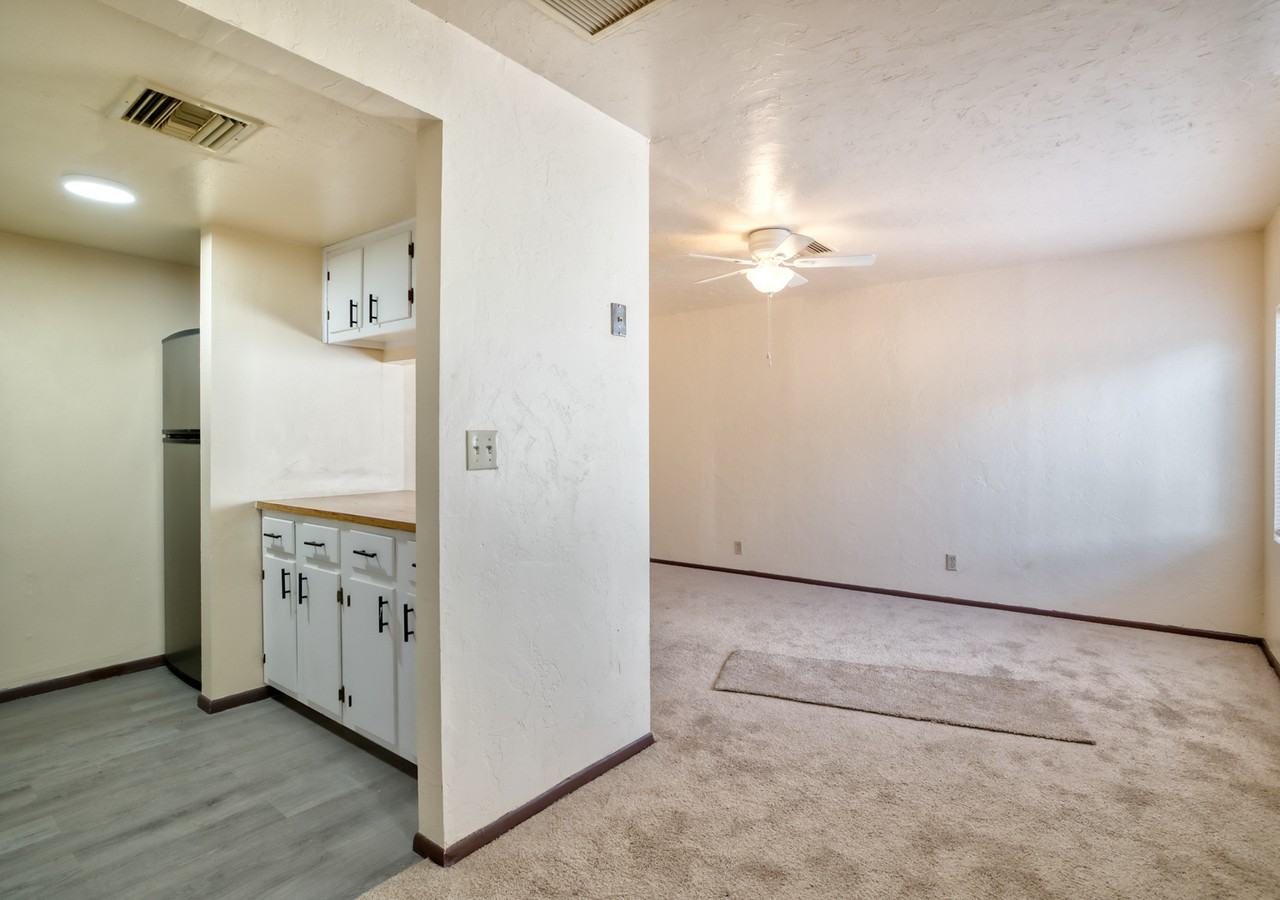 1005 N Center Ave #A - Photo 4 of 9