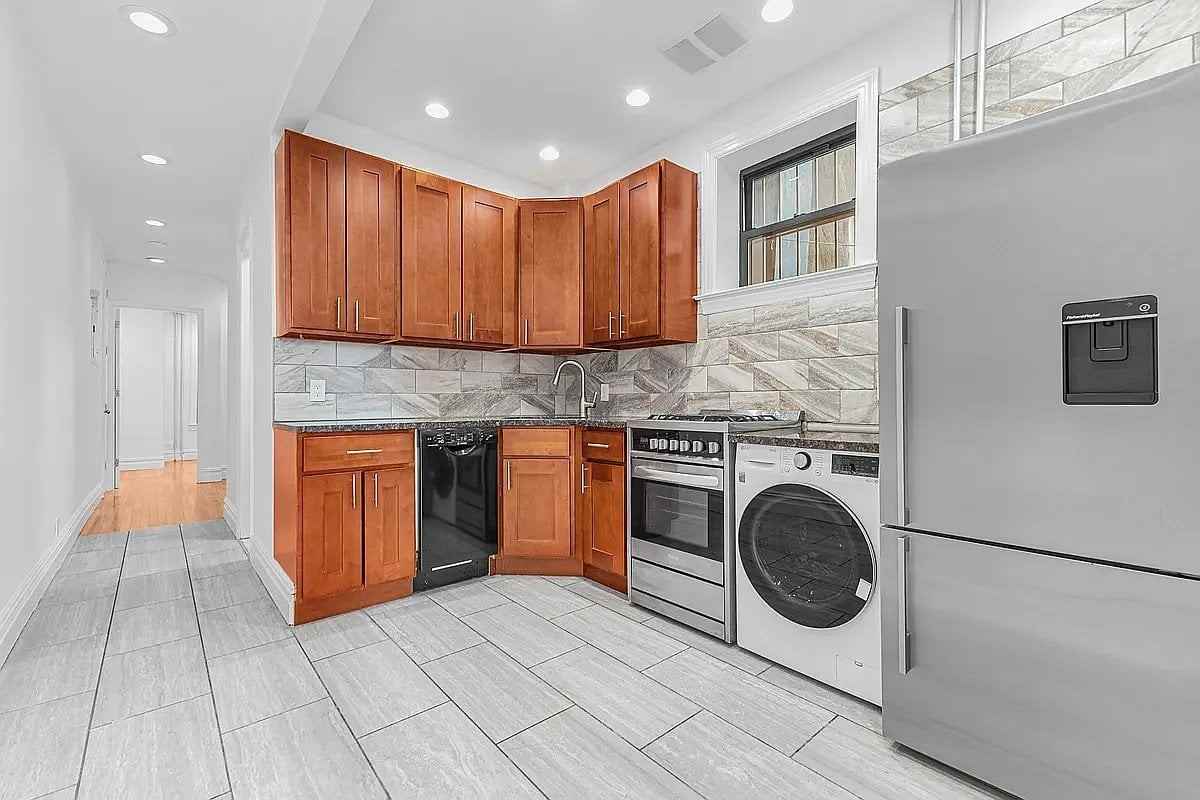 493 7th Ave #4R - Photo 4 of 5