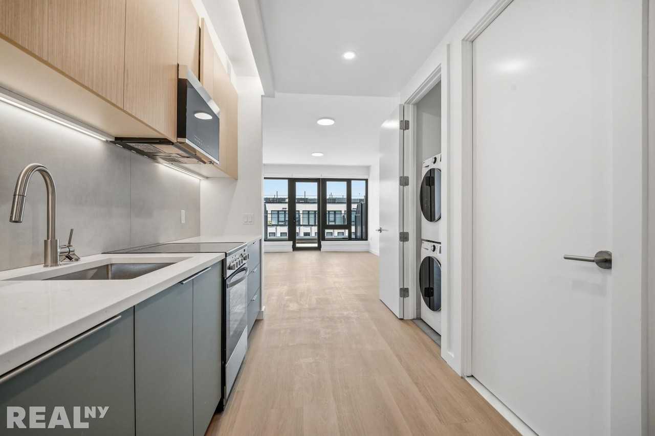 Bedford Ave #705 - Photo 2 of 12