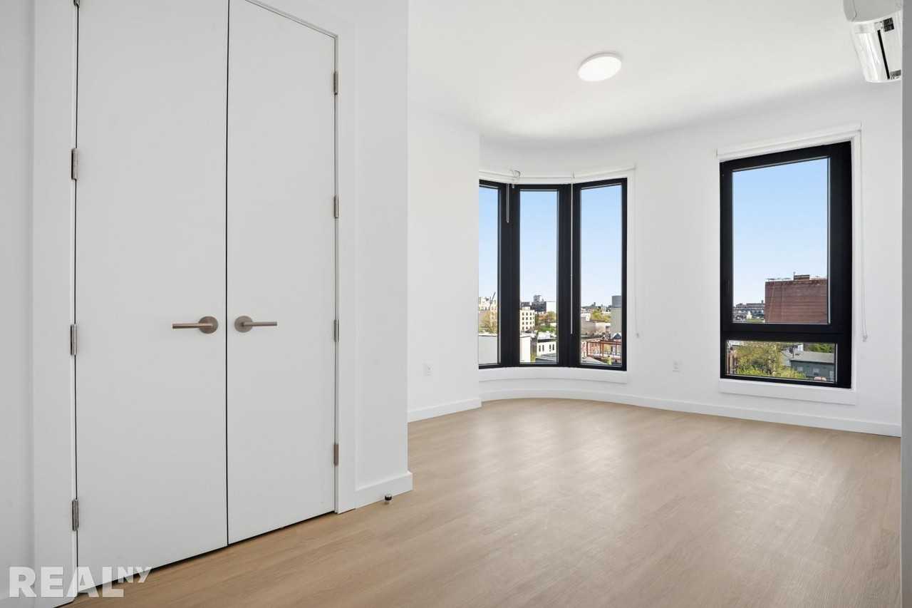 Bedford Ave #602 - Photo 3 of 14