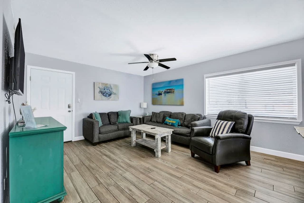 132 E Gardenia St #1515054P - Photo 3 of 24