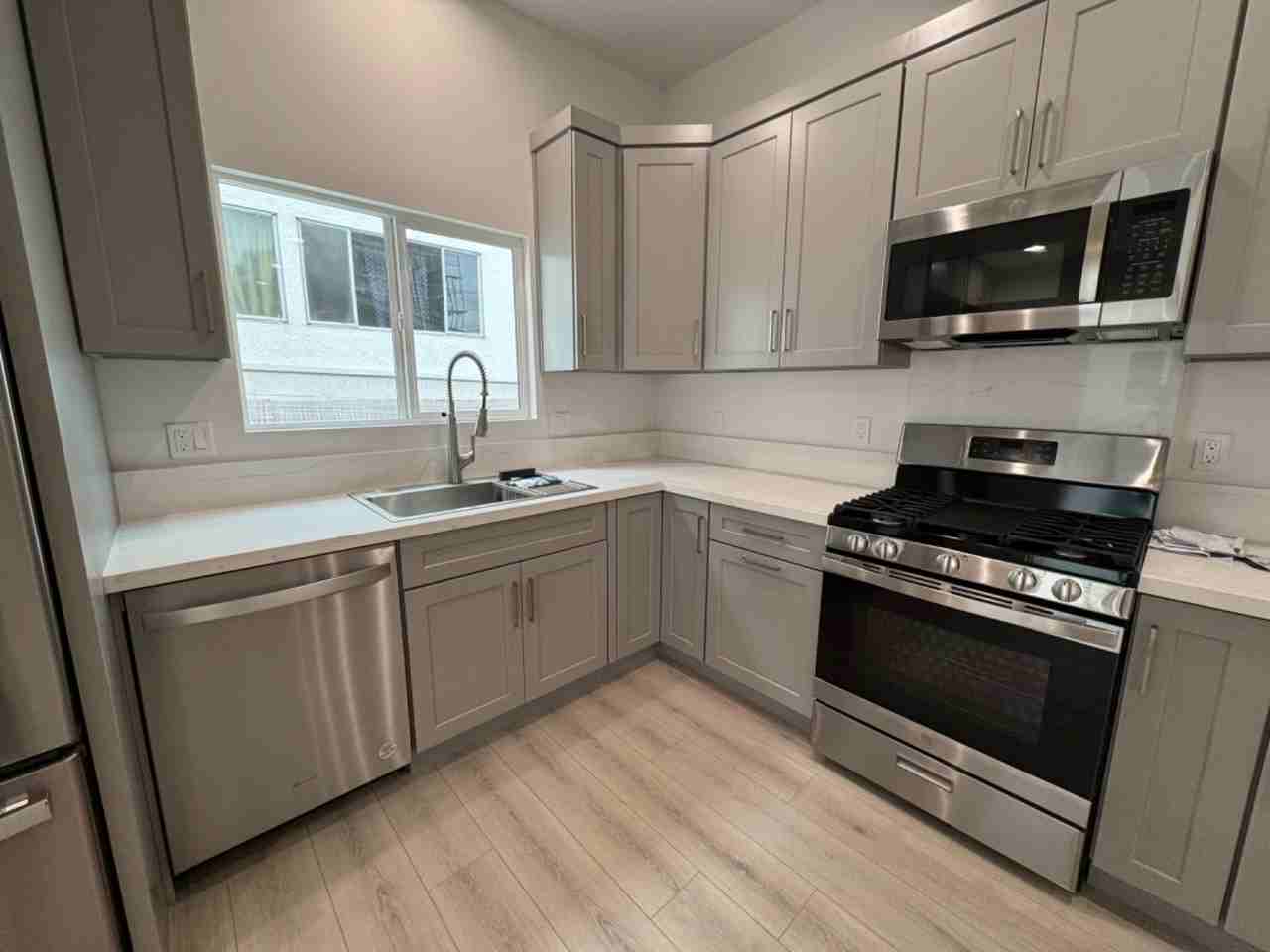 1207 N Kingsley Dr - Photo 6 of 11