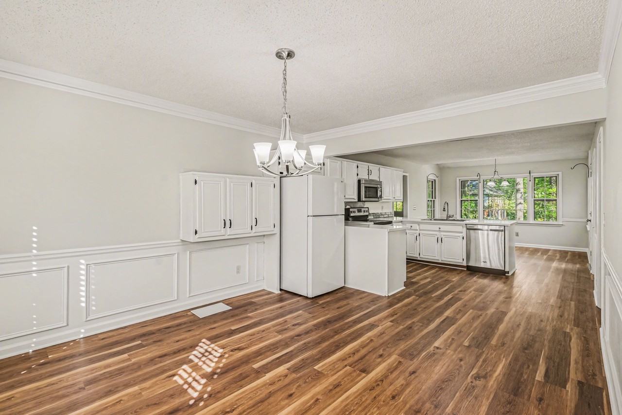 1527 Ridgewood Drive Southwest - Photo 3 of 23