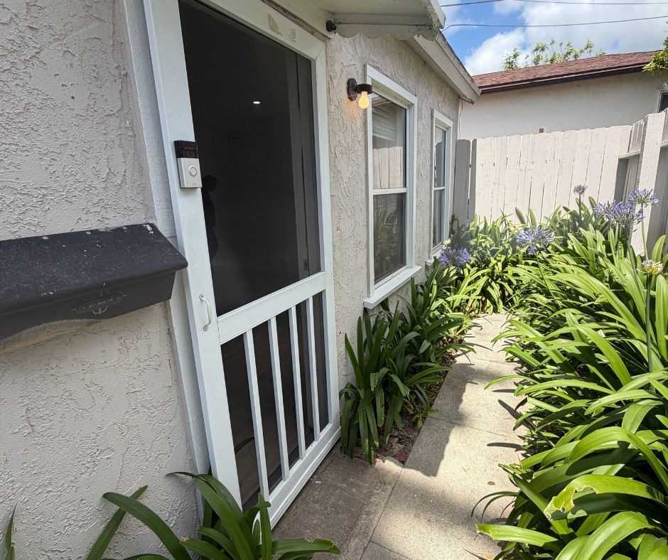 1517 Idaho Ave - Photo 3 of 31