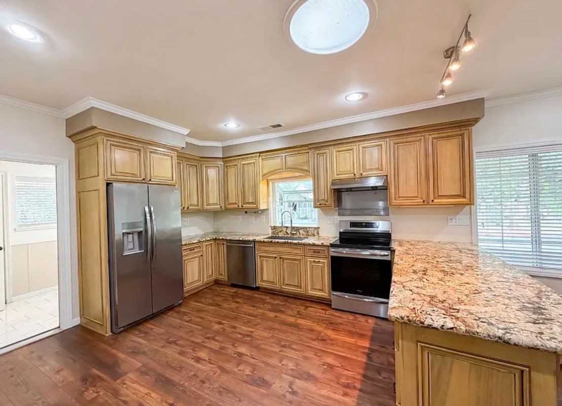 231 22nd St - Photo 5 of 38