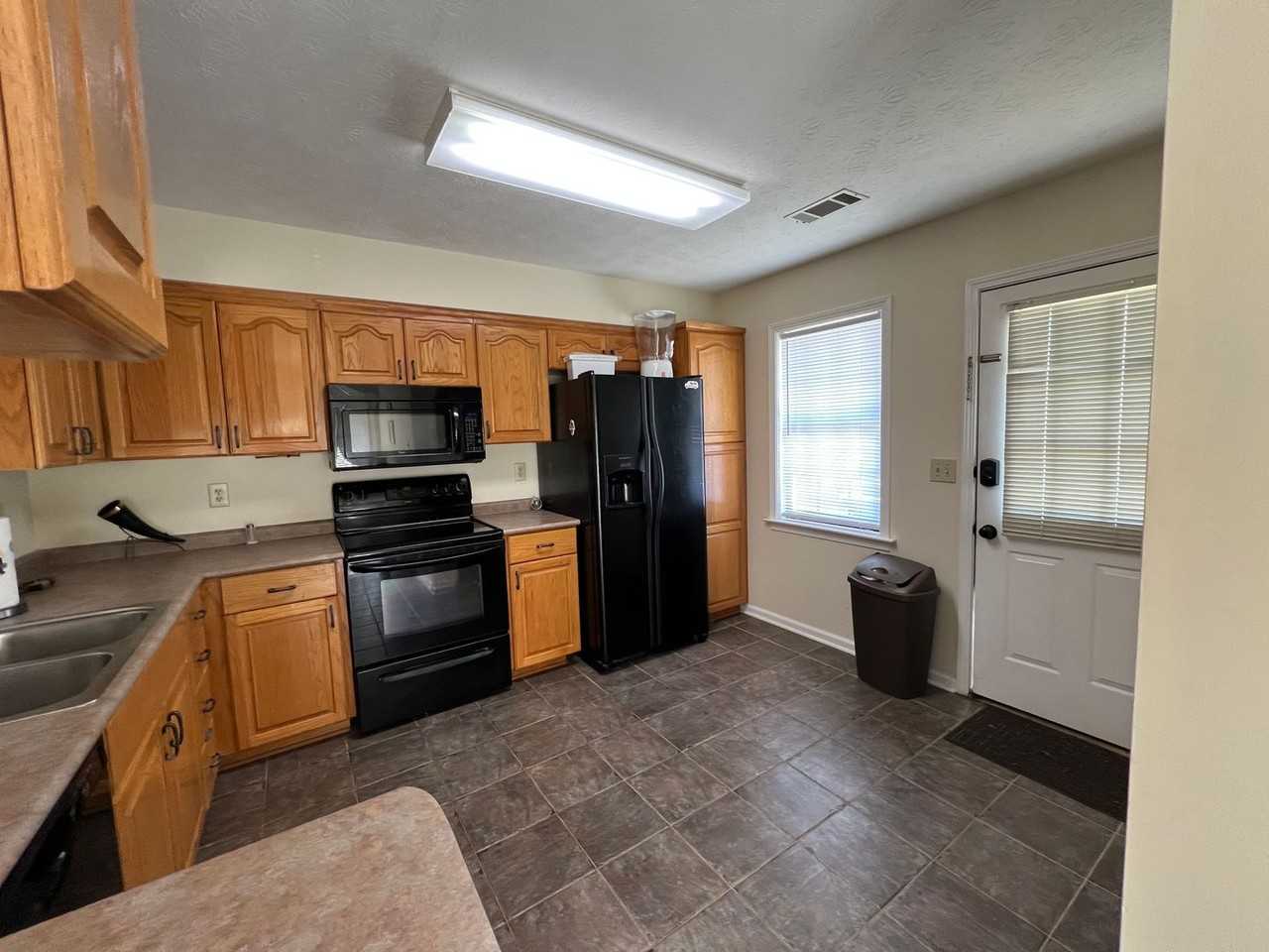 3808 Oak Ave - Photo 5 of 19
