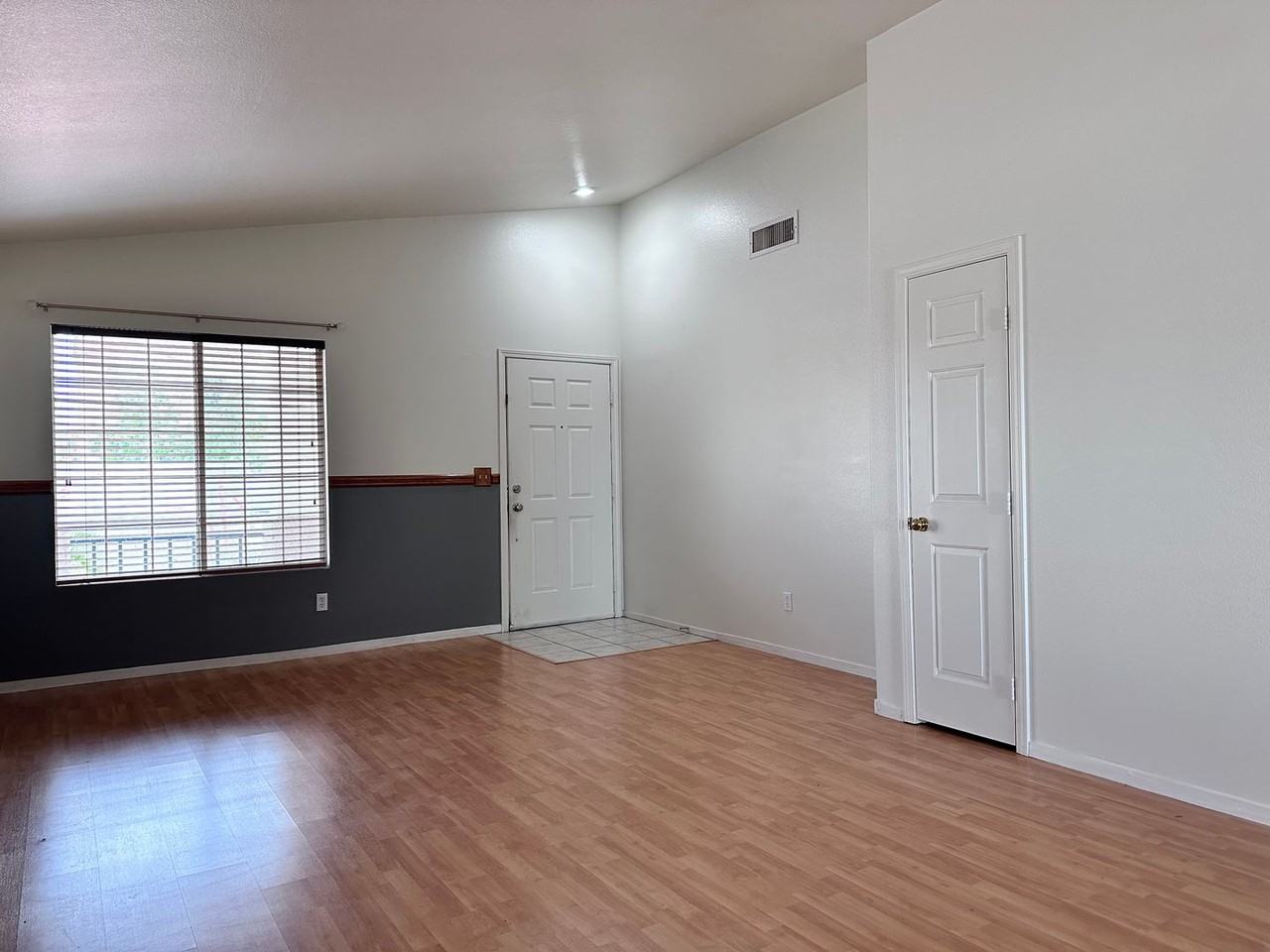 1098 Havenworth Ave - Photo 3 of 19