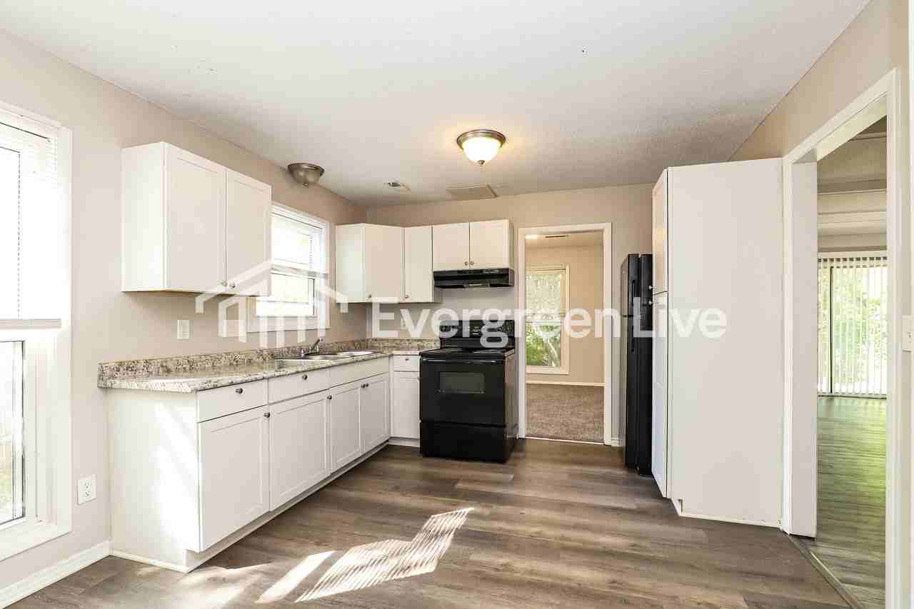 3202 Glen Hollow Rd - Photo 4 of 15