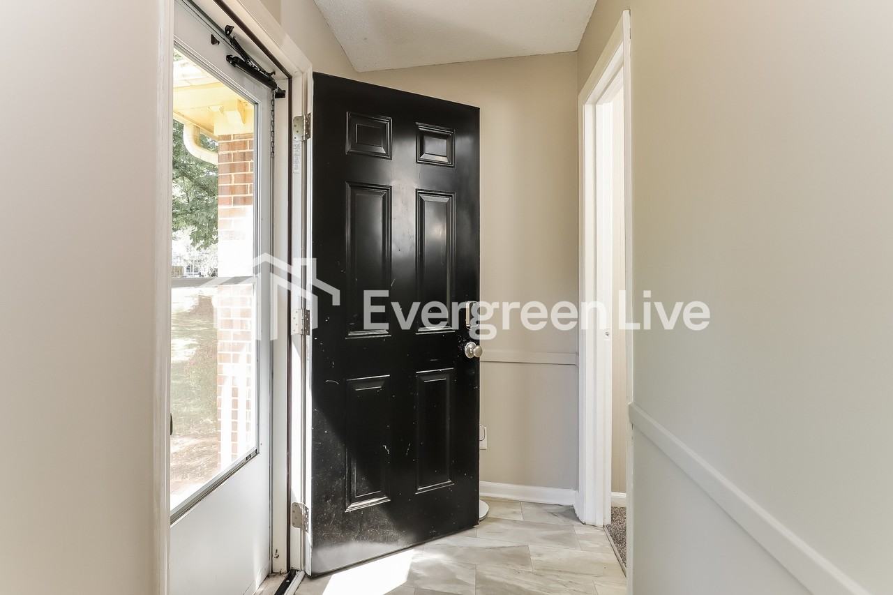 2507 Fernbrook Rd - Photo 3 of 15