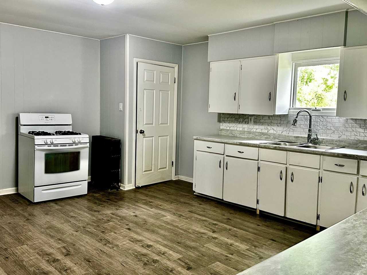 644 Stamp Dr - Photo 2 of 5