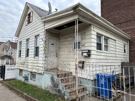 featured image of 1131 Main St