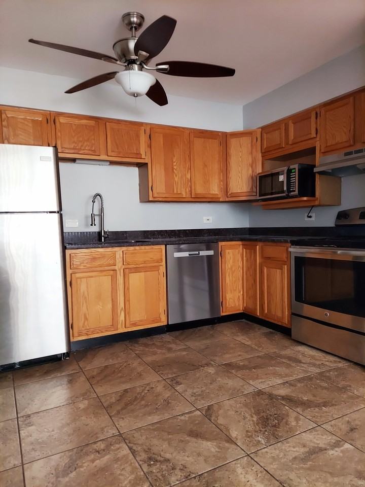 320 Beach Ave - Photo 4 of 25