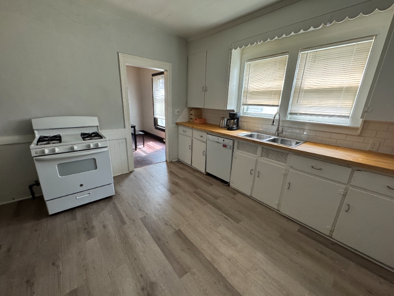 405 Carrier St Ne - Photo 2 of 11