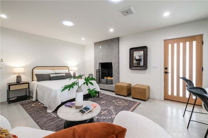 18850 Collins St - Photo 2 of 4