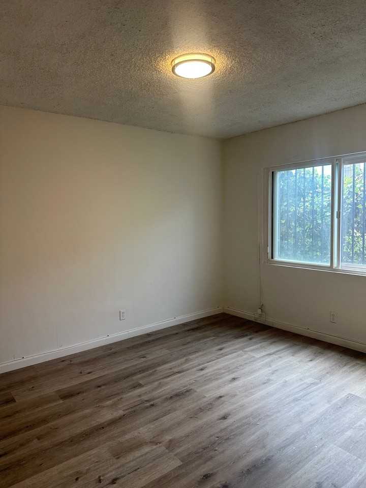 1317 W 97th St #1 - Photo 7 of 19