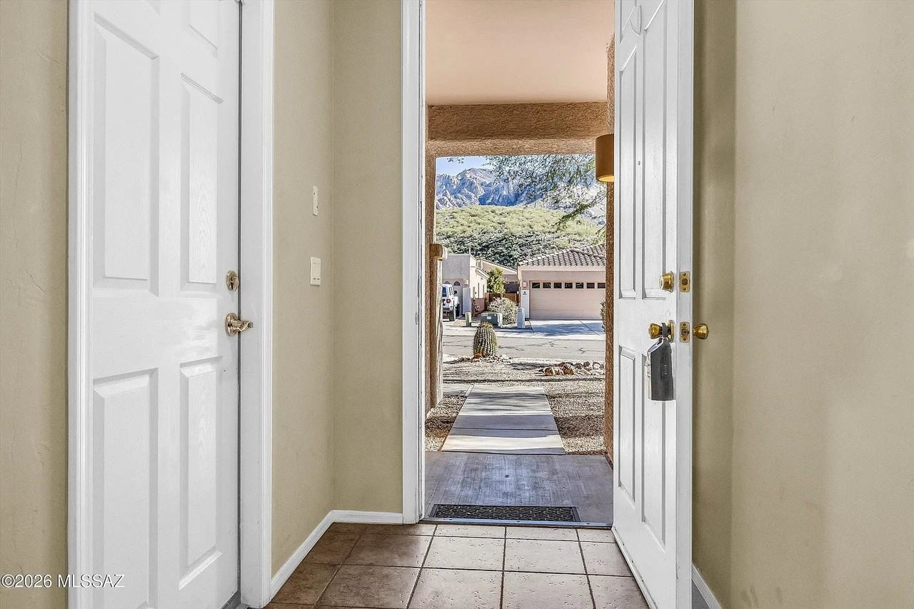 2221 E Stone Stable Dr - Photo 3 of 20