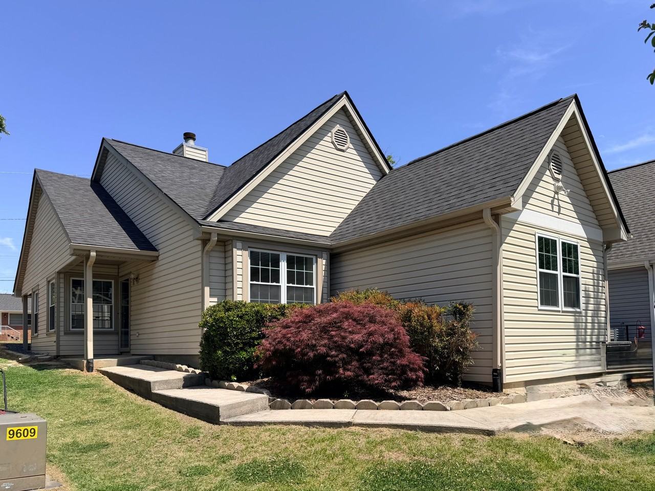 405 Amberly Dr - Photo 2 of 11