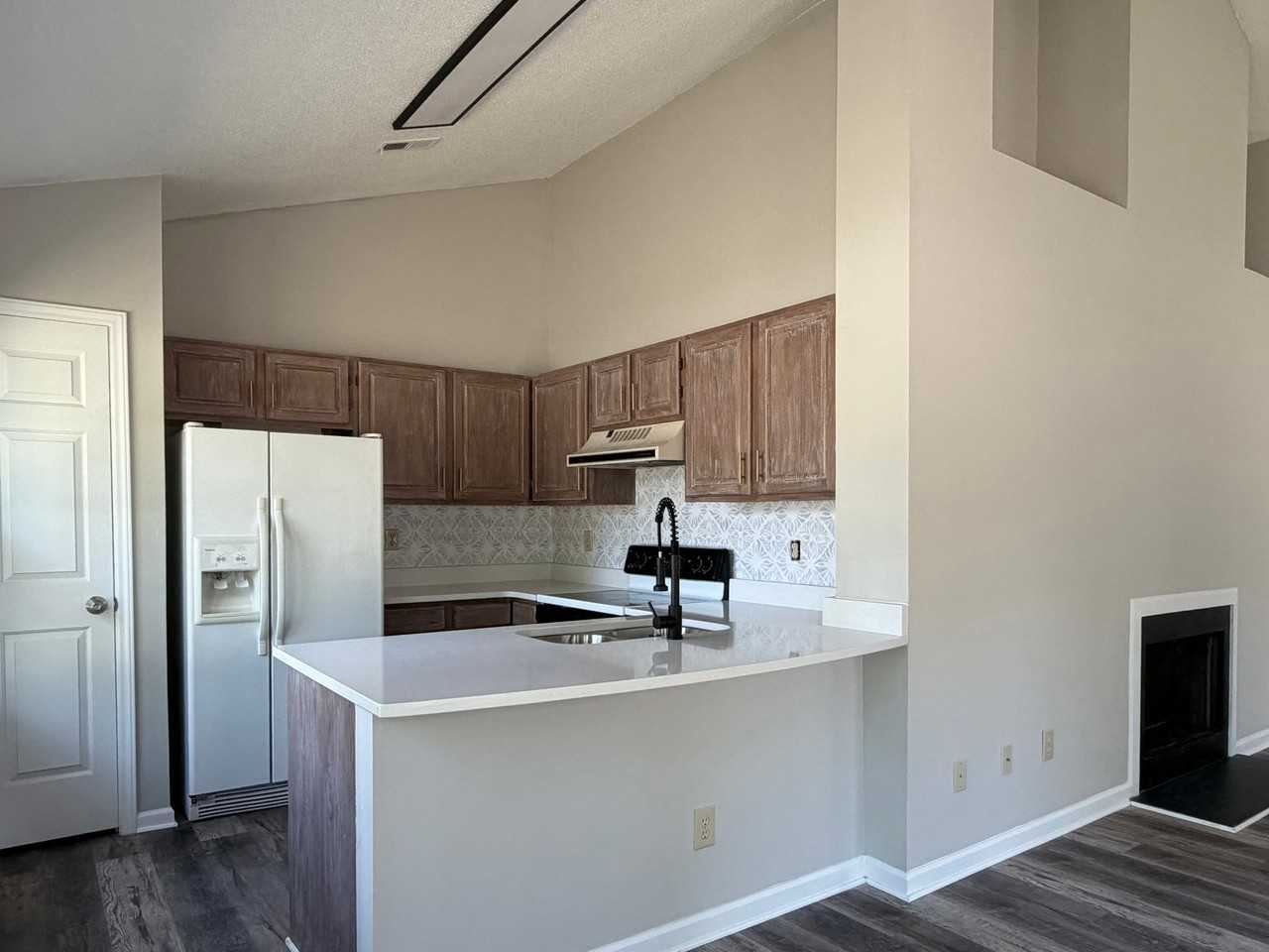 405 Amberly Dr - Photo 5 of 11