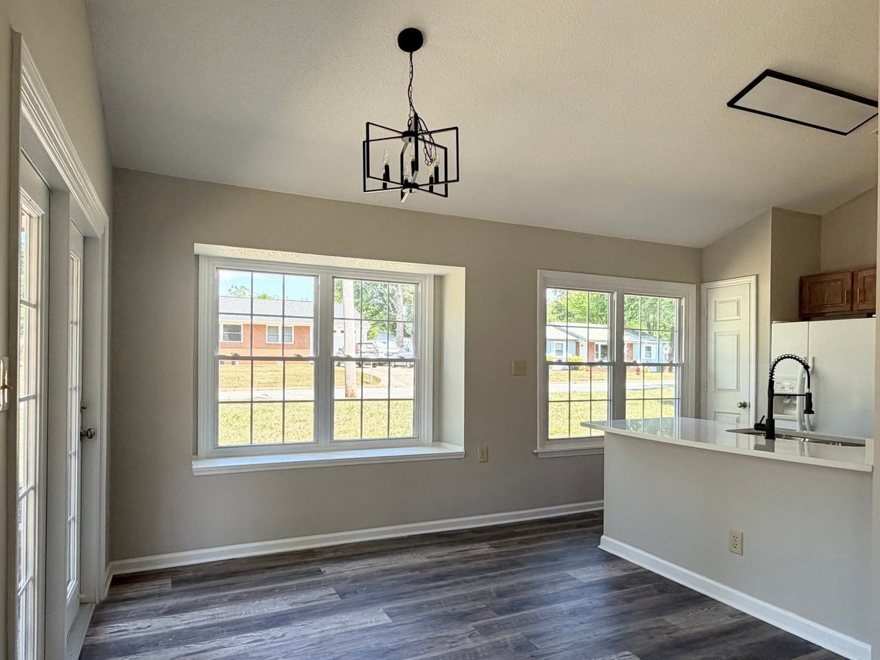 405 Amberly Dr - Photo 6 of 11