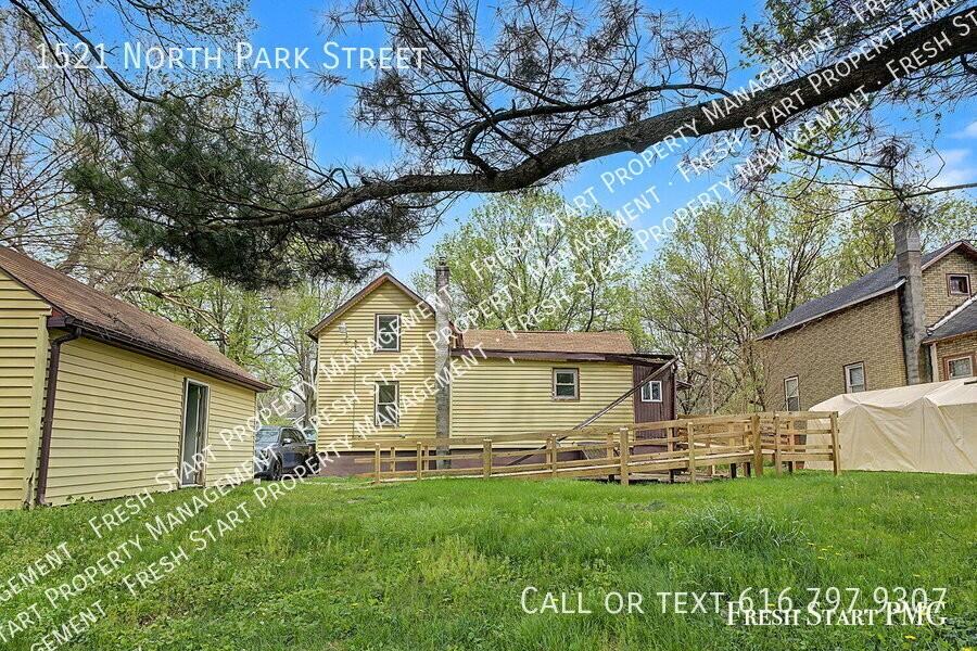 1521 N Park St - Photo 3 of 21