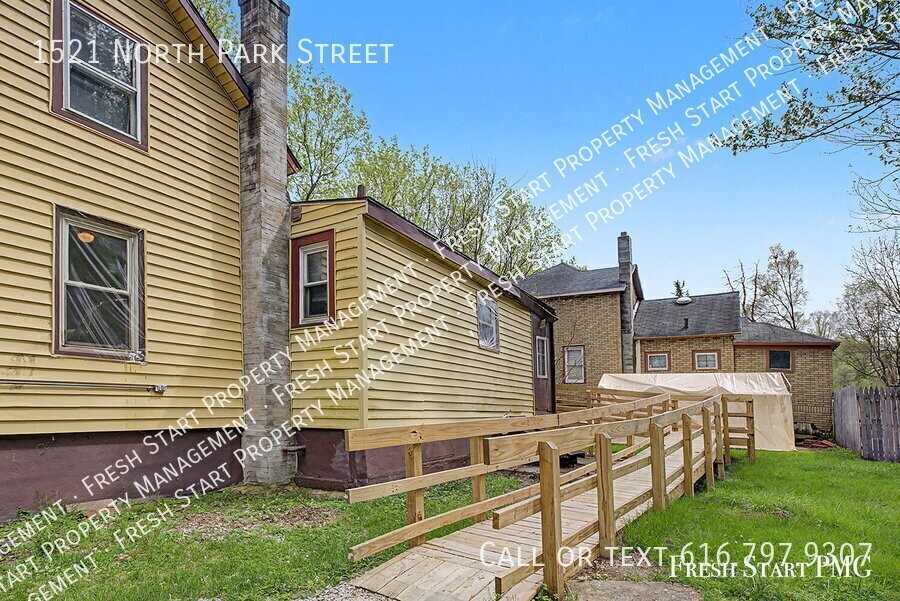 1521 N Park St - Photo 4 of 21