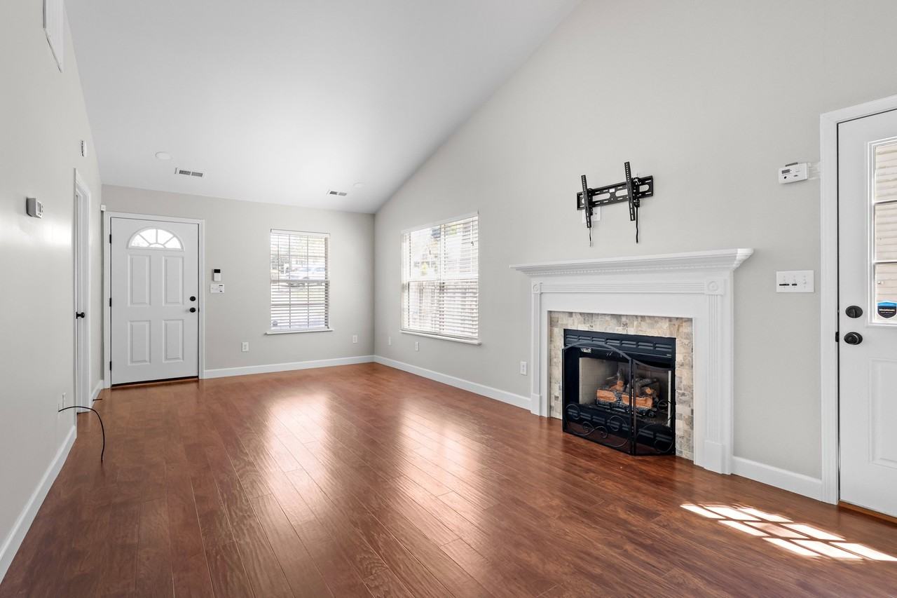 303 Southcreek Dr - Photo 3 of 10