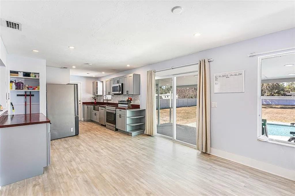 323 Greenwood Ave - Photo 2 of 17
