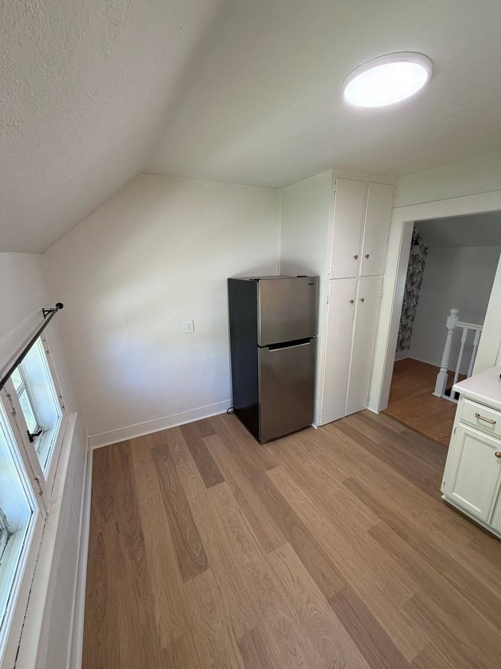 315 N Maple St #2UPSTAIRS - Photo 3 of 11